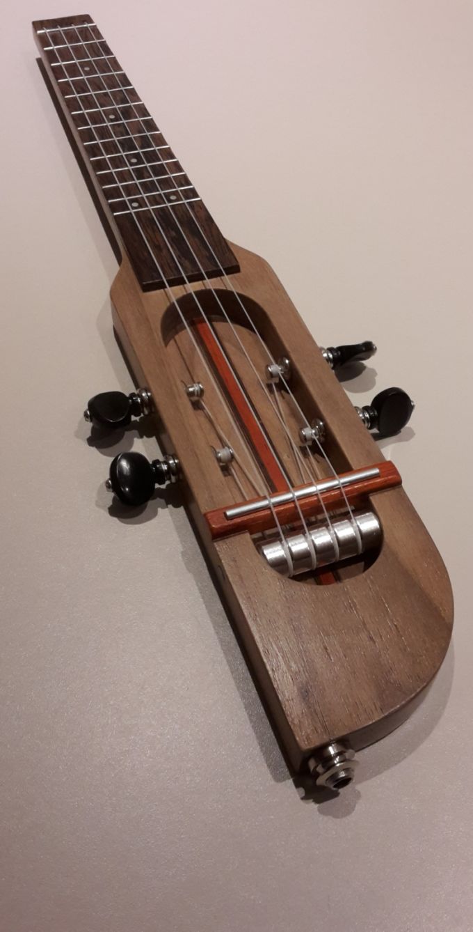 C - Elektrische travel ukelele